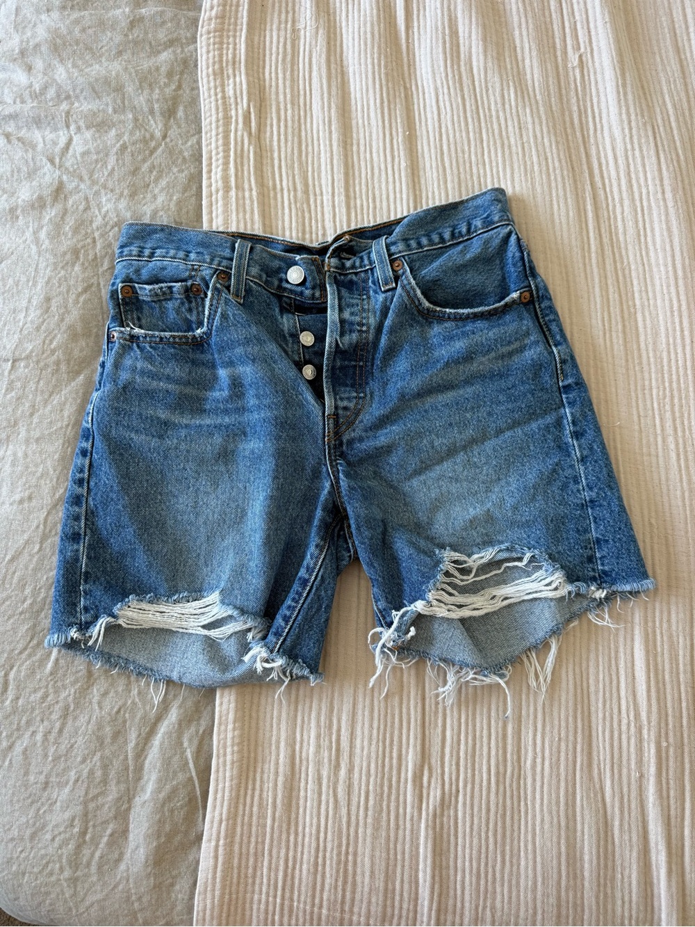 Levi’s 501 Mid Thigh Shorts Size 26